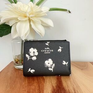 NWT‎ Coach Bifold Wallet With Floral Print
